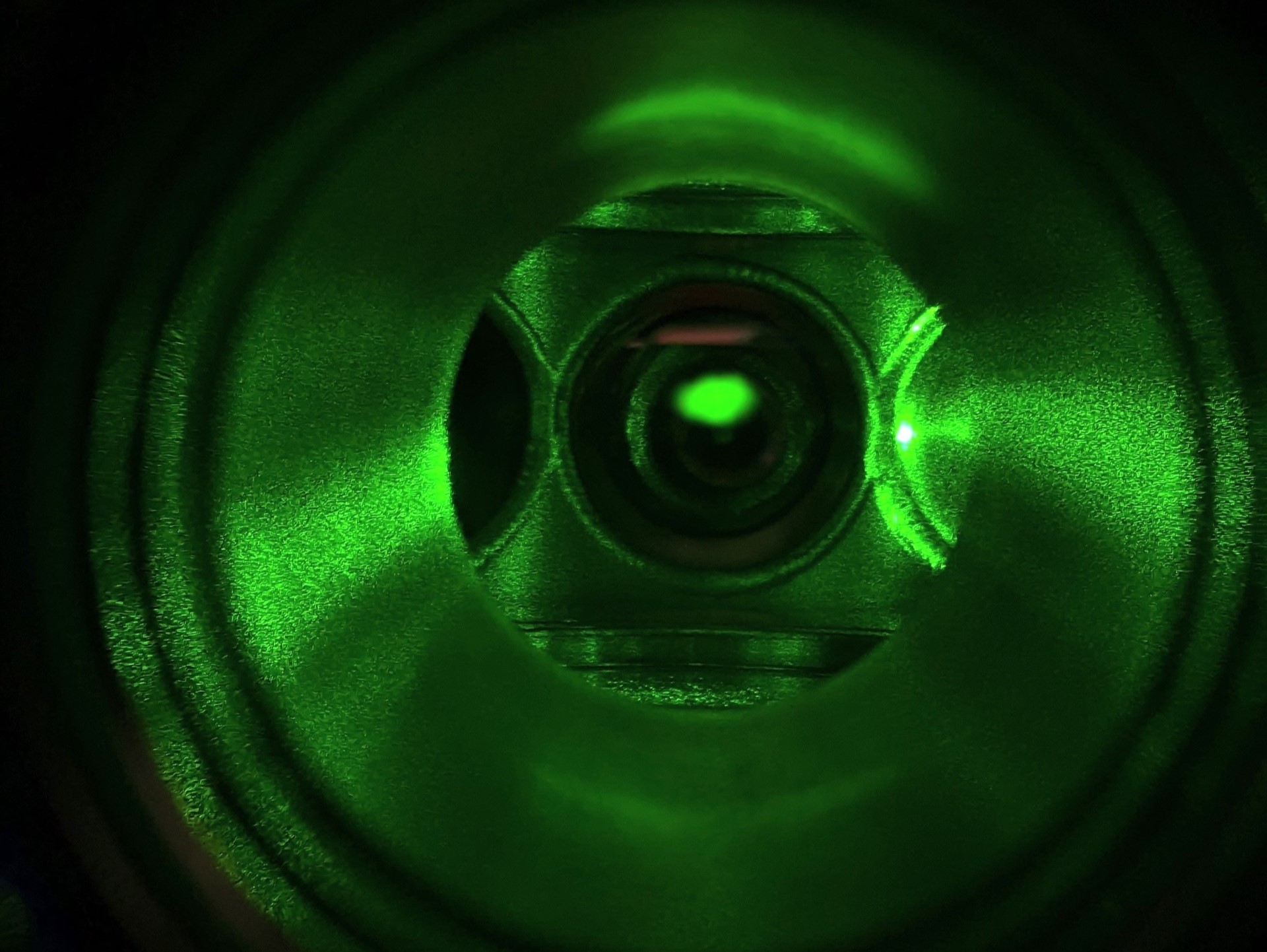 The centre of this image shows a cloud of laser-cooled Ytterbium atoms, trapped in a Magneto-optical trap (MOT) inside our vacuum chamber.